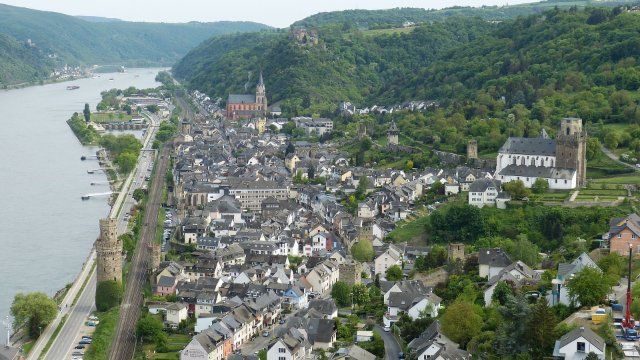 Herabstürzende Felsbrocken im Mittelrheintal