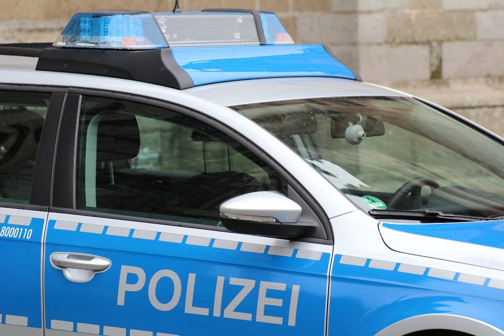 Betrunkene Autofahrerin fährt durch Parkanlage in Koblenz