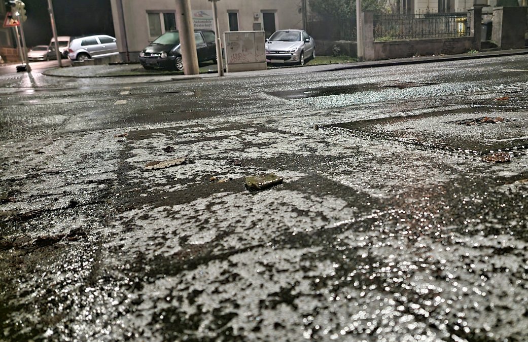 Bus und Bahn stehen still, Schulen sagen Unterricht ab - Glatteis legt Rheinland-Pfalz lahm Bus und Bahn stehen still, Schulen sagen Unterricht ab - Glatteis legt Rheinland-Pfalz lahm