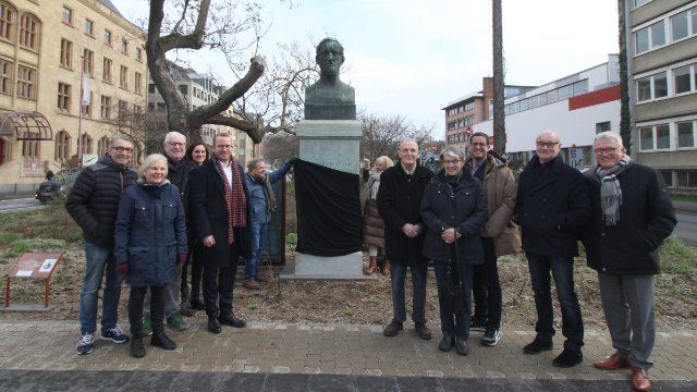 Friedrich-Mohr-Denkmal symbolisch enthüllt