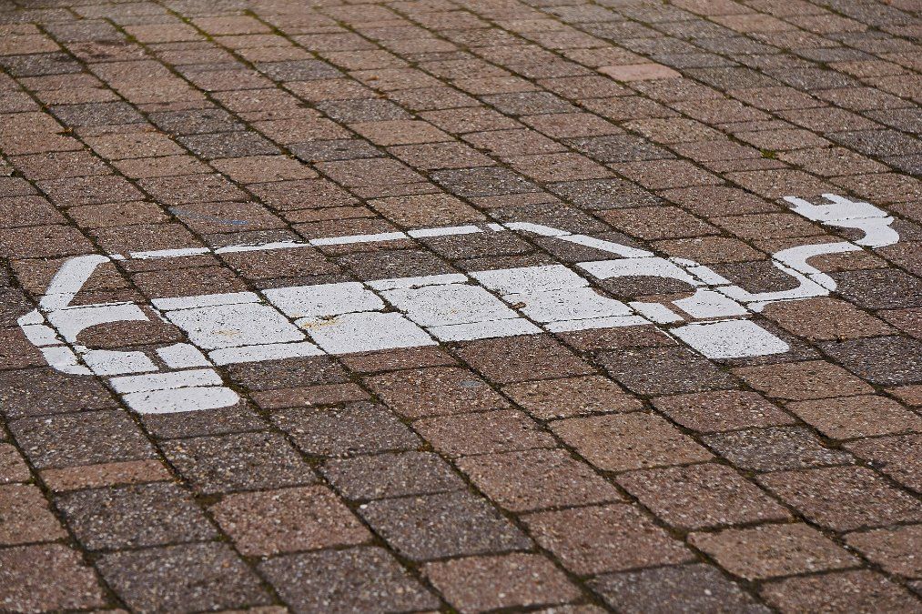 Grüne für mehr Tempo bei E-Mobilität