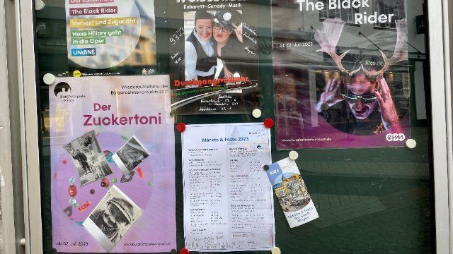 Schaukästen geben Informationen im Notfall