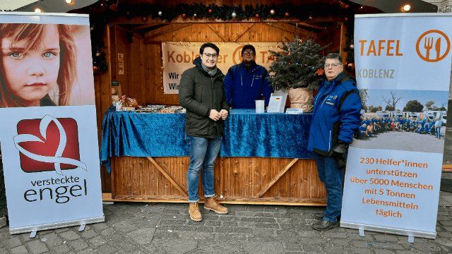 Kleine Weihnachtsbäume für den guten Zweck: Junge Union unterstützt Tafel