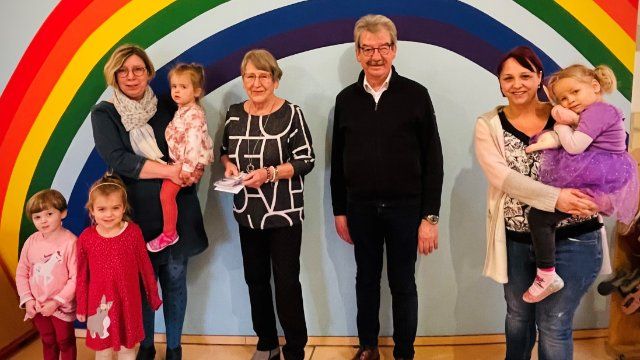 Strahlende Kinderaugen bei Spendenübergabe 