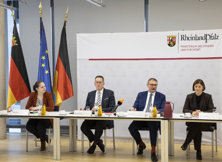 Lagezentrum-Leiter: «Gesamtdimension» in der Flutnacht nicht gekannt Lagezentrum-Leiter: «Gesamtdimension» in der Flutnacht nicht gekannt