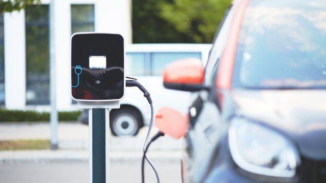 Mehr Hybrid- und Elektroautos als Verbrenner neu zugelassen