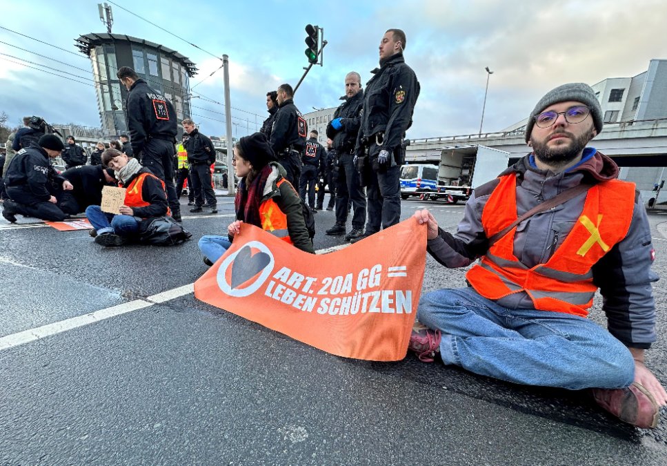 Aktivisten der Letzten Generation blockieren Berufsverkehr in Mainz Aktivisten der Letzten Generation blockieren Berufsverkehr in Mainz