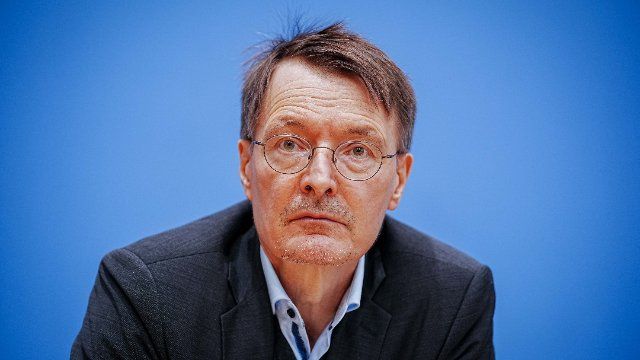 Lauterbach besorgt über neue Coronavirus-Variante XBB.1.5