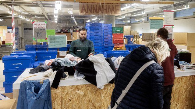 Spendensammellager für Erdbebenopfer öffnet in ehemaligem Impfzentrum