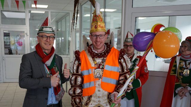 Prinz Peter IV. mit Gefolge und Alte Große besuchten Betriebshof 