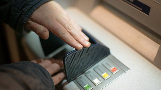 Schockanrufe und WhatsApp-Enkeltrick bringen Opfer um Millionen