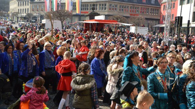 Die Närrinnen und Narren bereit für den Straßenkarneval