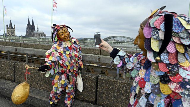 Karnevalsjecken setzen beim Feiern stärker auf Handy-Videos als früher