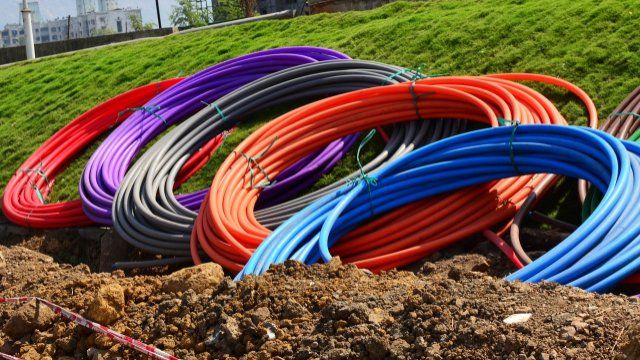 Glasfaserleitungen werden in der Eifelstraße verlegt