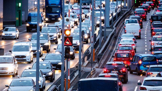 Studie: Pendler setzen trotz hoher Spritpreise aufs Auto