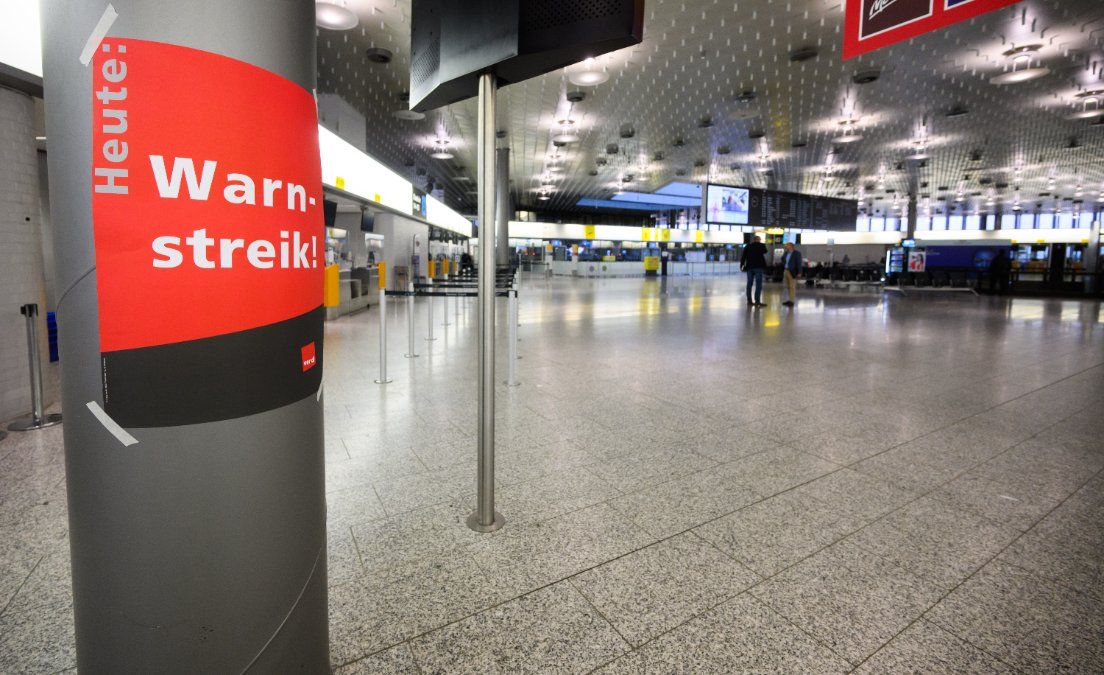 Warnstreik legt Betrieb an sieben Flughäfen weitgehend lahm Warnstreik legt Betrieb an sieben Flughäfen weitgehend lahm