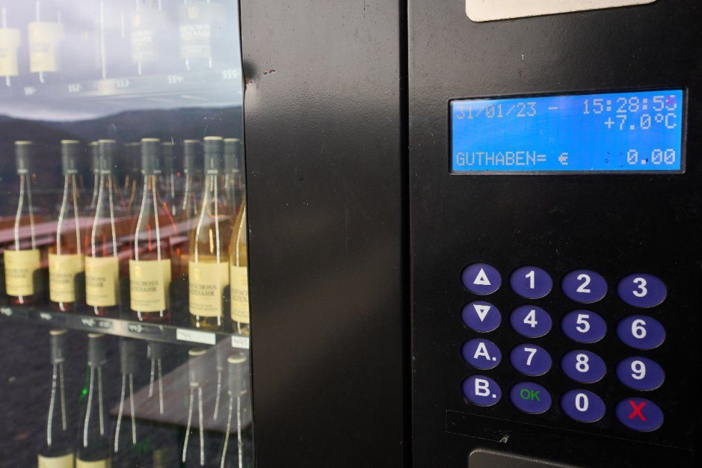 Weinautomaten und Jugendschutz - wie passt das zusammen? Weinautomaten und Jugendschutz - wie passt das zusammen?