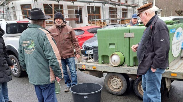 Nieverner Angler ergänzen den Fischbestand der Lahn