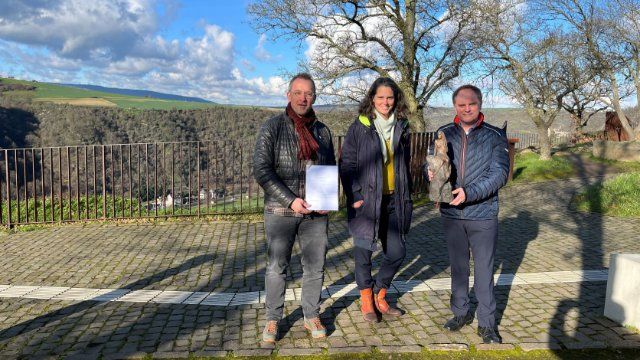 Neue Loreley-Statue beauftragt – Künstlerin auf Felsen zu Gast