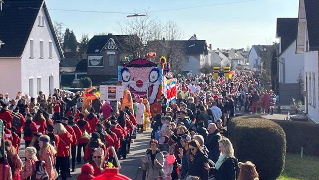 Rosenmontagszug in Herschbach mit Rekord-Zuschauerzahl