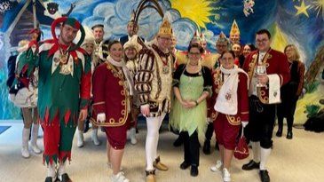 Prinz Peter IV. mit Gefolge zu Besuch in der Kita in Hausen