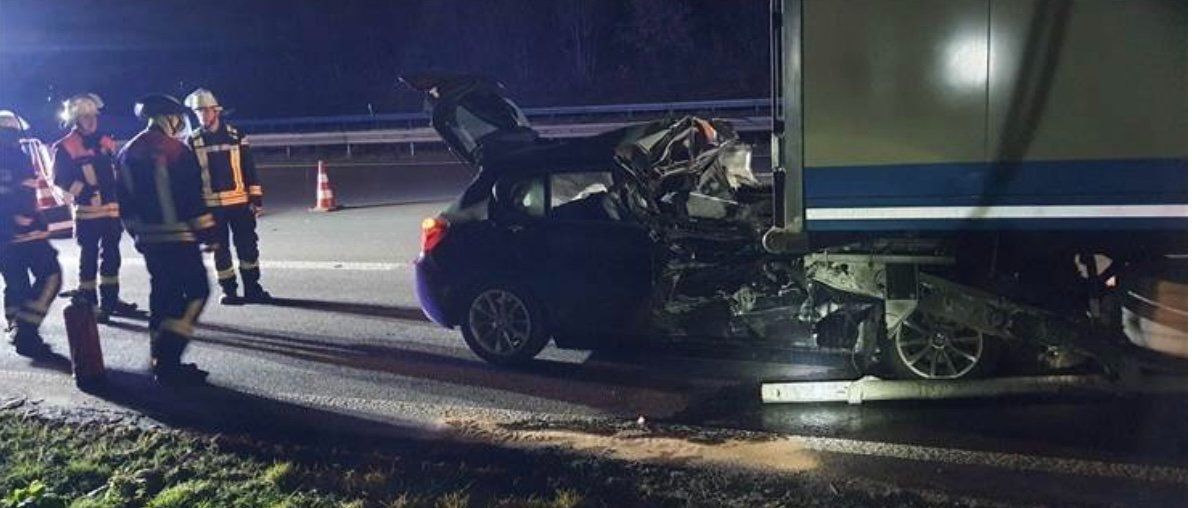 Königswinter: Auto gerät unter LKW