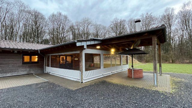 Grillhütte Herschbach mit Wetterschutz versehen