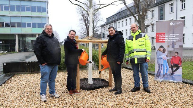 Stadt Koblenz schenkt der neuen Universität Koblenz einen Geburtsbaum