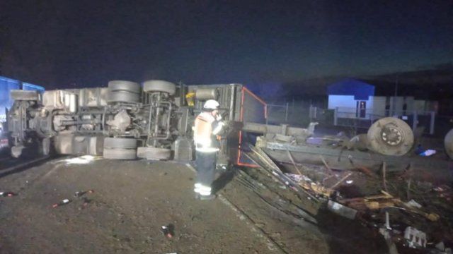 Mayen: Mit Wein beladener Lkw umgekippt 