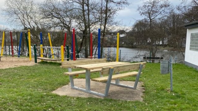 Neue Tischgruppen in Herschbach installiert