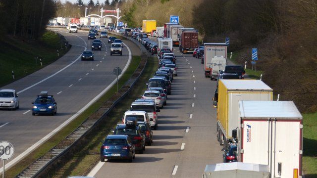 Unfallverursacher flüchtet: Auto kollidiert auf A48 mit Lkw