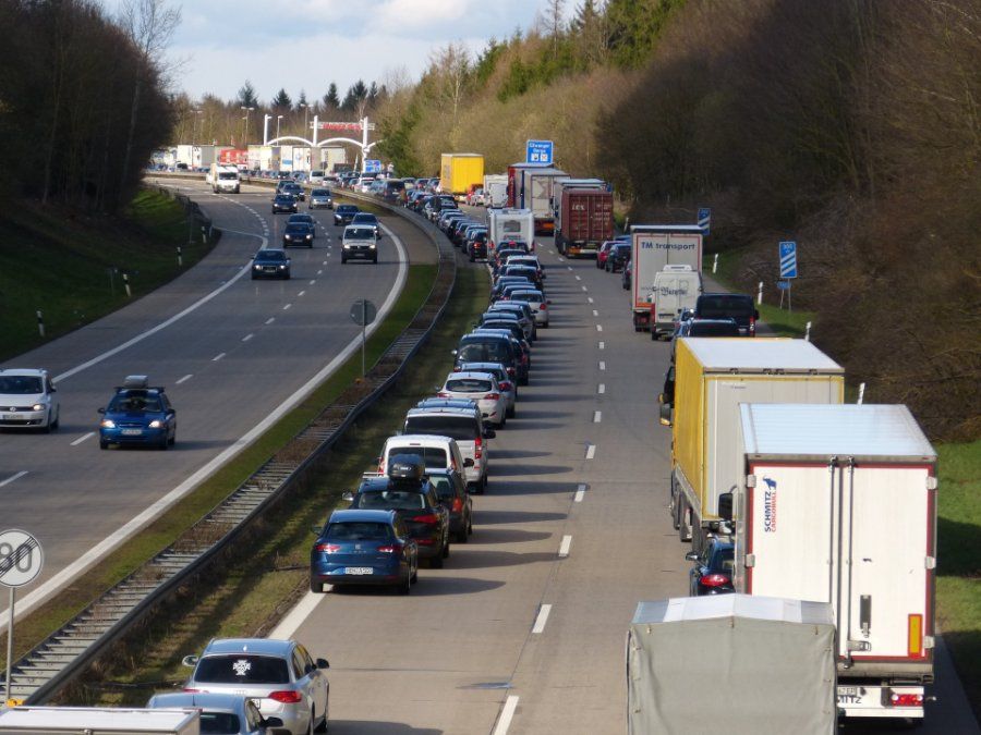 Unfallverursacher flüchtet: Auto kollidiert auf A48 mit Lkw Unfallverursacher flüchtet: Auto kollidiert auf A48 mit Lkw