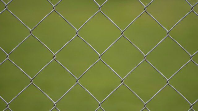 Schulhof auf Zeit: Neuer Zaun fürs Ausweichgelände