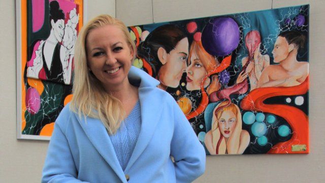 Kunst im Foyer: Ausstellung „Ära der Frau“ zeigt Bilder zu Facetten der Weiblichkeit