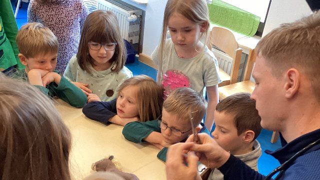 Ein Herz für Tiere und für Kinder – Tierarzt und Assistentin besuchen die Kita St. Martin