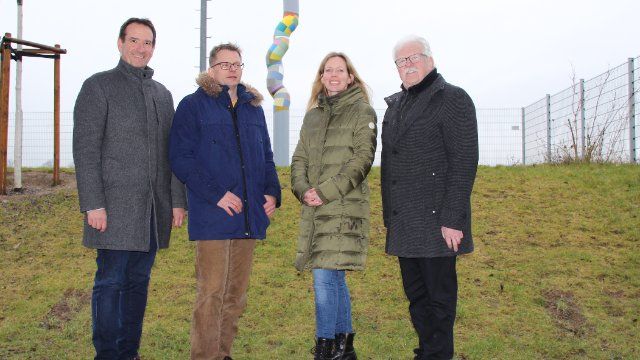 Kunterbunte Säule verschönert Erweiterungsbau der Grundschule Weißenthurm