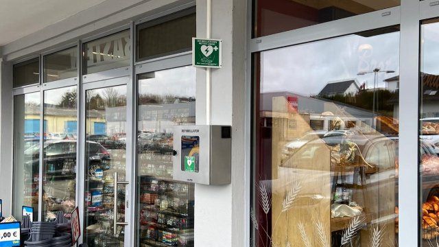 Weiterer Defibrillator in Herschbach angebracht