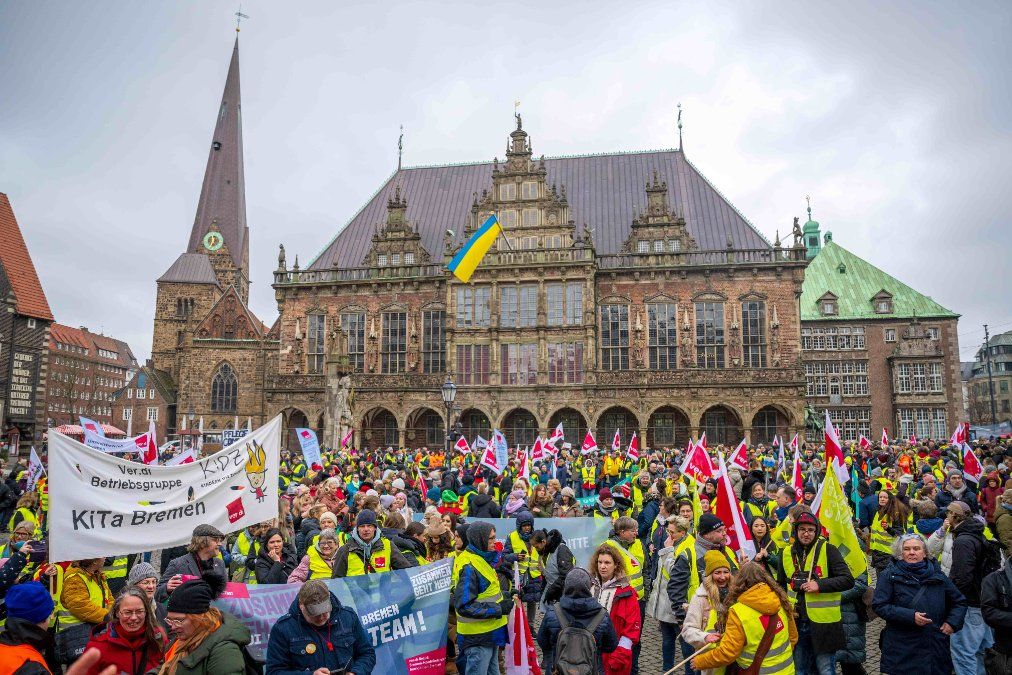 70.000 Menschen bei Kita-Warnstreik: Lauter Ruf nach besserer Bezahlung am Frauentag