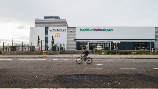 Erste Flüchtlinge ziehen in Aufnahmeeinrichtung am Flughafen Hahn