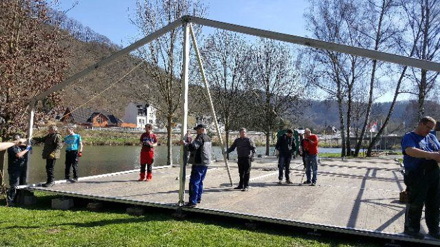 Kirmes-Zelt in Nievern wird aufgebaut