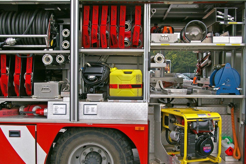 Brand von Unrat neben Mehrfamilienhaus