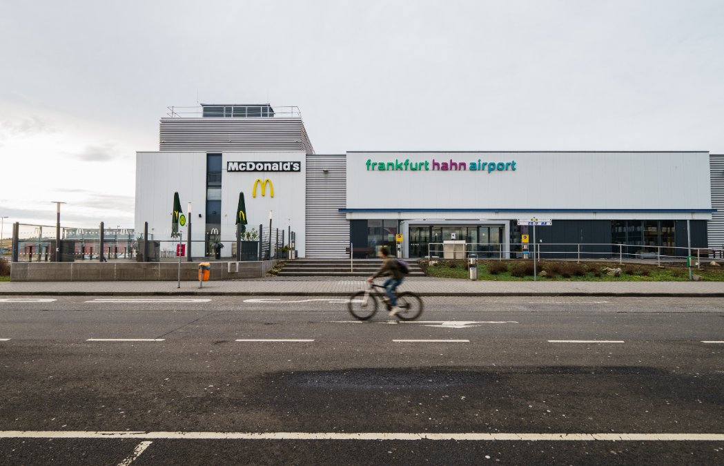 Erste Flüchtlinge ziehen in Aufnahmeeinrichtung am Flughafen Hahn