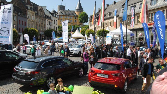 Mayen bietet Einkaufsvergnügungen am verkaufsoffenen Sonntag 