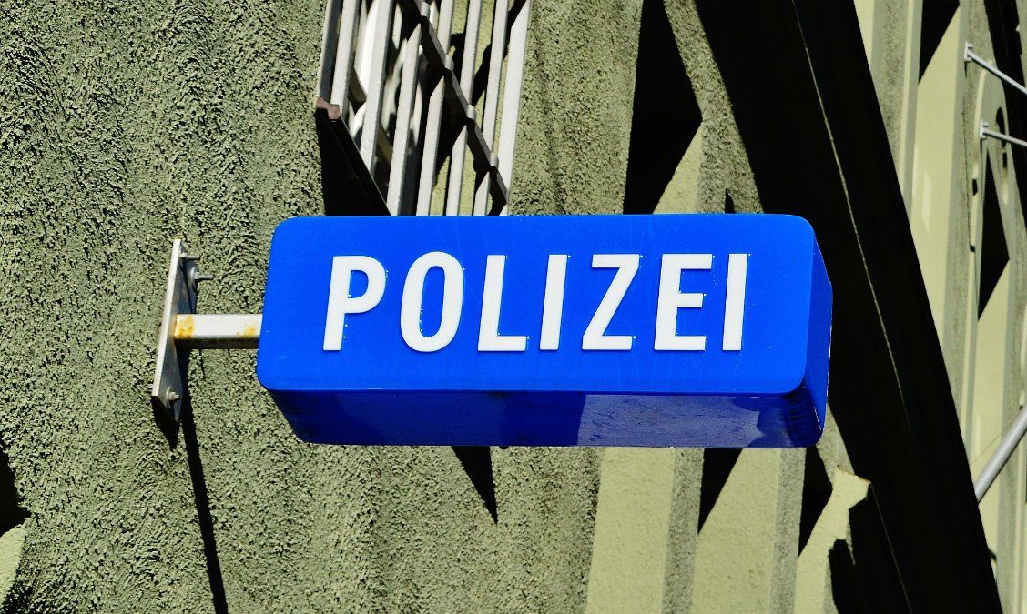 Altenkirchen: Falsche Polizeibeamte bringen Frau um fünfstelligen Betrag