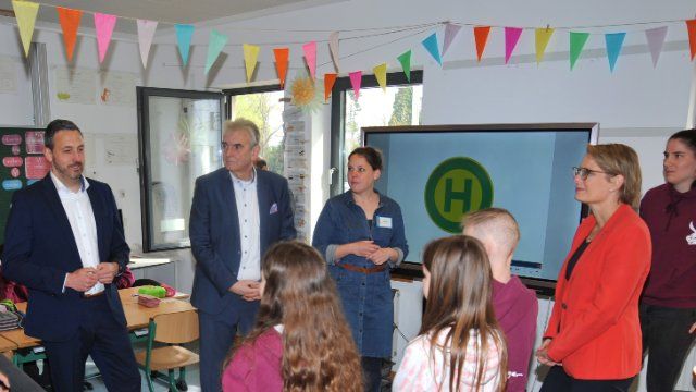 Hasenfängerschule begeistert Bildungsministerin 