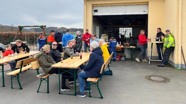 Zahlreiche Helfer bei der Aktion "Saubere Landschaft" in Ewighausen