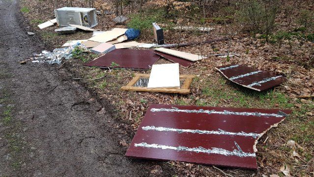 Illegale Müllentsorgung im Wald bei Becheln
