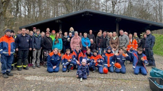 Viele Helfer bei der Aktion "Saubere Landschaft" in Freilingen