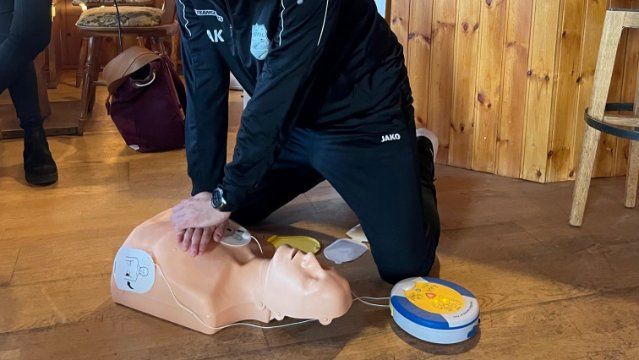 Lebensretter sein – Fußballer lernen Wiederbelebung