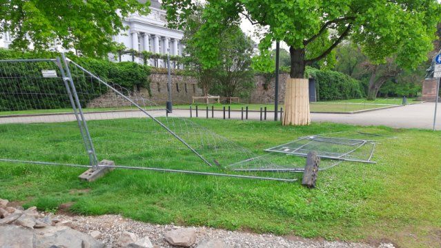 Vandalismus an Baustellenabsperrungen der Pfaffendorfer Brücke